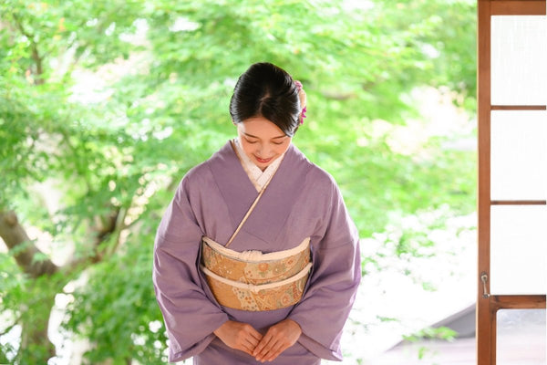 Saludo en Japón: ¿Reverencia o Apretón de Manos?"